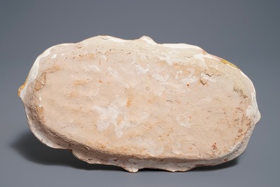 Een Chinese lotusvormige schotel met sancai glazuur, Liao