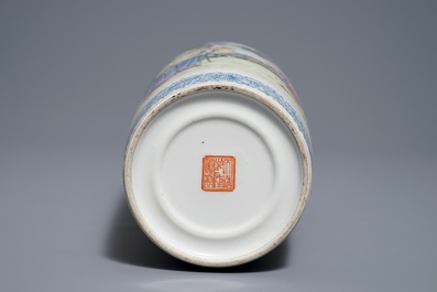 Un vase en porcelaine de Chine famille rose, marque de Qianlong, R&eacute;publique, 20&egrave;me