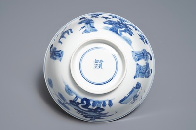 Un bol en porcelaine de Chine bleu et blanc &agrave; d&eacute;cor de longues dames, Kangxi