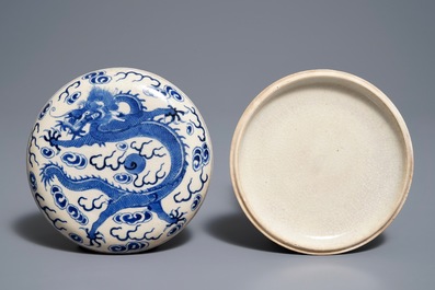 A Chinese blue and white seal paste box with dragon design, Kangxi mark, 19th. C.