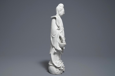 Een Chinese Dehua blanc de Chine figuur van Guanyin, 19e eeuw