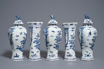 Une garniture de cinq vases en fa&iuml;ence de Delft bleu et blanc &agrave; d&eacute;cor de chinoiserie, 1&egrave;re moiti&eacute; du 18&egrave;me