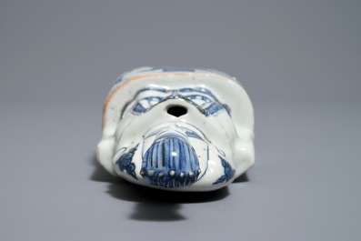 Un mod&egrave;le d'un servant en porcelaine de Chine bleu et blanc, Wanli