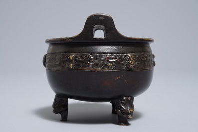 Een Chinese bronzen driepotige wierookbrander, Xuande merk, 19e eeuw