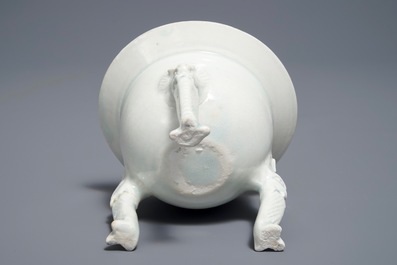 Un br&ucirc;le-parfum tripod en porcelaine de Chine qingbai, Song ou Yuan
