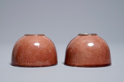 Une paire de lave-pinceaux en porcelaine de Chine monochrome, Kangxi