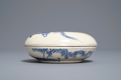 Een Chinees blauwwit dekseldoosje voor zegelwas met decor van Li Tieguai, Kangxi merk, 19e eeuw