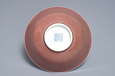 Un bol en porcelaine de Chine rouge monochrome, marque de Daoguang, 19/20&egrave;me