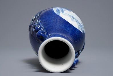 Un vase de forme hu en porcelaine de Chine &agrave; fond bleu poudr&eacute;, marque de Qianlong, 19/20&egrave;me
