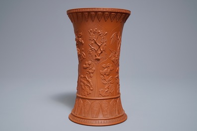 Un vase en gr&egrave;s de Yixing &agrave; d&eacute;cor floral appliqu&eacute;, Kangxi