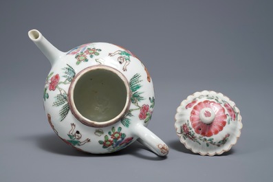 Une th&eacute;i&egrave;re couverte en porcelaine de Chine famille rose &agrave; d&eacute;cor appliqu&eacute;, Yongzheng