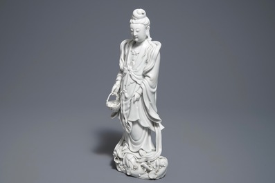 Een Chinese Dehua blanc de Chine figuur van Guanyin, 19e eeuw