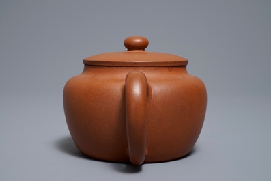 A Chinese Yixing stoneware teapot and cover, 19/20th C.