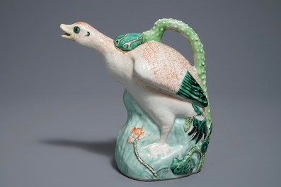 Une verseuse en forme de canard en porcelaine de Chine famille verte, 18/19&egrave;me