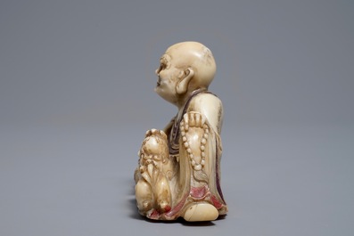 Een Chinese Shoushan zeepstenen figuur van een Luohan, 18/19e eeuw