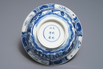 Een Chinese blauwwitte klapmutskom met figuren, Chenghua merk, Kangxi