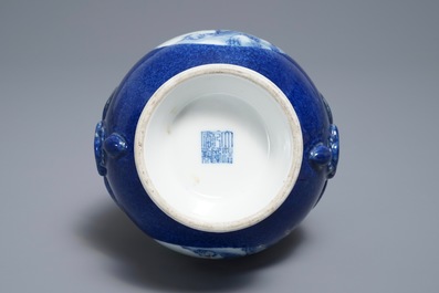 Een Chinese hu vaas met landschapsmedaillons met poederblauwe fondkleur, Qianlong merk, 19/20e eeuw