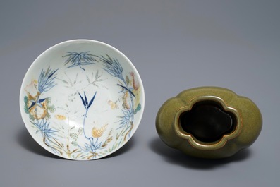 Een Chinese 'teadust' vaas en een doucai kom, Yongzheng en Qianlong merk, 18e en 20e eeuw