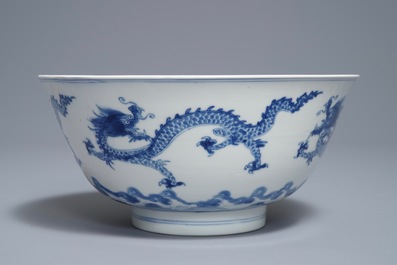 Een Chinese blauwwitte kom met draken, Kangxi merk en periode