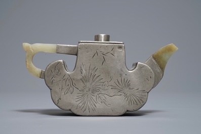 Een Chinese Yixing steengoed theepot met tinnen wand en jade opzet, 19e eeuw