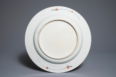Un grand plat en porcelaine de Chine rose-Imari &agrave; d&eacute;cor incis&eacute;, Yongzheng/Qianlong