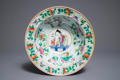 Deux portes-chapeaux et un bol en porcelaine de Chine qianjiang cai et famille rose, 19/20&egrave;me
