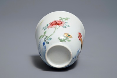 Une tasse et soucoupe en porcelaine de Chine famille rose &agrave; d&eacute;cor de coqs, Yongzheng