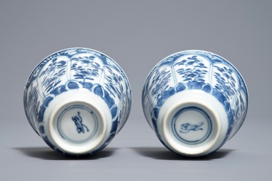 Een paar Chinese blauwwitte koppen en schotels met Johanneum merken, Kangxi