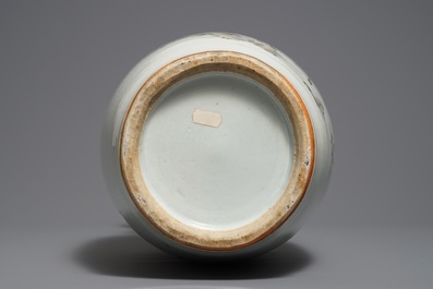Un vase en porcelaine de Chine famille rose &agrave; d&eacute;cor de l'immortelle Magu, 19/20&egrave;me