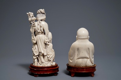 Een Chinese ivoren groep van een gezin en een figuur van de lachende Boeddha, ca. 1900