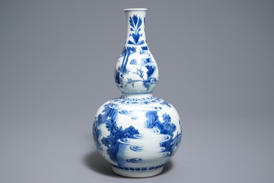 Een Chinese blauwwitte kalebasvaas met fijn figuratief decor rondom, Transitie periode