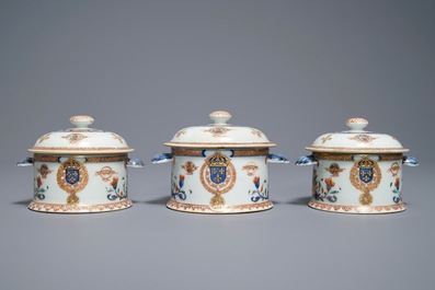 Drie ronde Chinese dekselterrines van het servies van Koning Lodewijk XV van Frankrijk, Yongzheng, ca. 1732