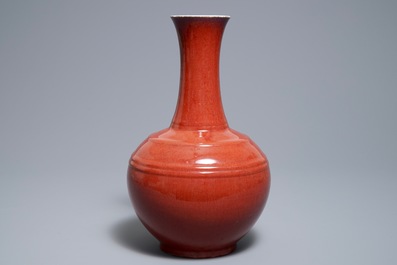 Un vase de forme bouteille en porcelaine de Chine sang de boeuf monochrome, 18/19&egrave;me