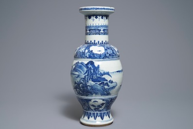 Un vase en porcelaine de Chine bleu et blanc &agrave; d&eacute;cor de figures dans un paysage, 19&egrave;me