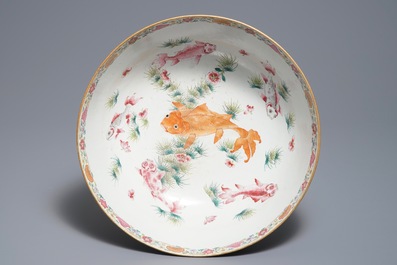 Un grand bol en porcelaine de Chine famille rose, Yongzheng