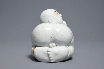 Un repose-t&ecirc;te en porcelaine de Chine famille rose en forme d'un gar&ccedil;on, R&eacute;publique, d&eacute;but du 20&egrave;me