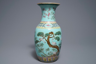 Un vase en porcelaine de Chine famille rose sur fond turquoise, 19&egrave;me