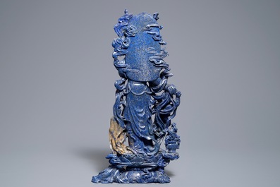 Un grand mod&egrave;le de Guanyin en lapis lazuli sculpt&eacute;, Chine, 20&egrave;me