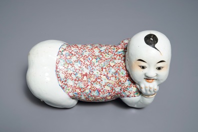 Un repose-t&ecirc;te en porcelaine de Chine famille rose en forme d'un gar&ccedil;on, R&eacute;publique, d&eacute;but du 20&egrave;me