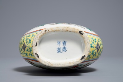 A Chinese famille verte moonflask, Xuande mark, 19th C.
