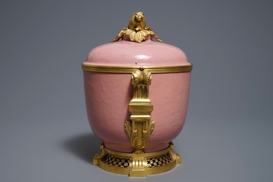 Un bol couvert mont&eacute; en bronze dor&eacute; en porcelaine rose monochrome, Samson, Paris, 19&egrave;me