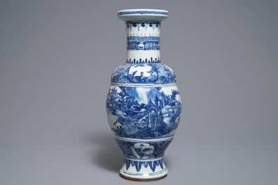 Un vase en porcelaine de Chine bleu et blanc &agrave; d&eacute;cor de figures dans un paysage, 19&egrave;me