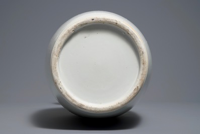 Un vase en porcelaine de Chine qianjiang cai &agrave; d&eacute;cor de figures dans un paysage, 19/20&egrave;me