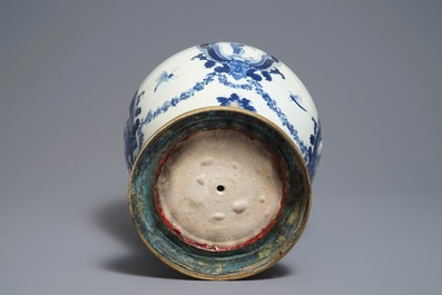 Une fontaine en porcelaine de Chine bleu et blanc &agrave; monture en bronze ormolu, Qianlong, vers 1740