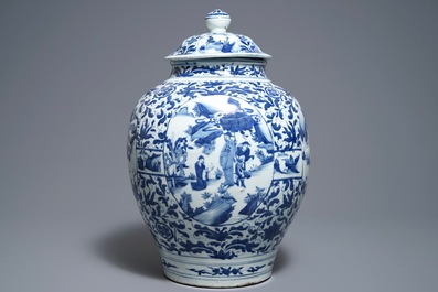 Een grote Chinese blauwwitte dekselvaas met figuratieve medaillons, Wanli, Ming
