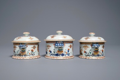 Drie ronde Chinese dekselterrines van het servies van Koning Lodewijk XV van Frankrijk, Yongzheng, ca. 1732