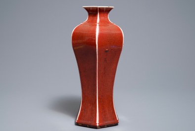 Un vase de forme meiping hexagonale en porcelaine de Chine sang de boeuf monochrome, 19&egrave;me