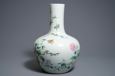 Un vase de forme tianqiu ping en porcelaine de Chine famille rose, marque de Qianlong, 19&egrave;me