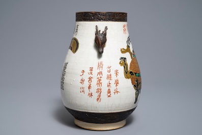 Een Chinese Nanking famille verte vaas met antiquiteiten, 19e eeuw