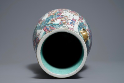 Un grand vase de forme hu en porcelaine de Chine famille rose, 19&egrave;me